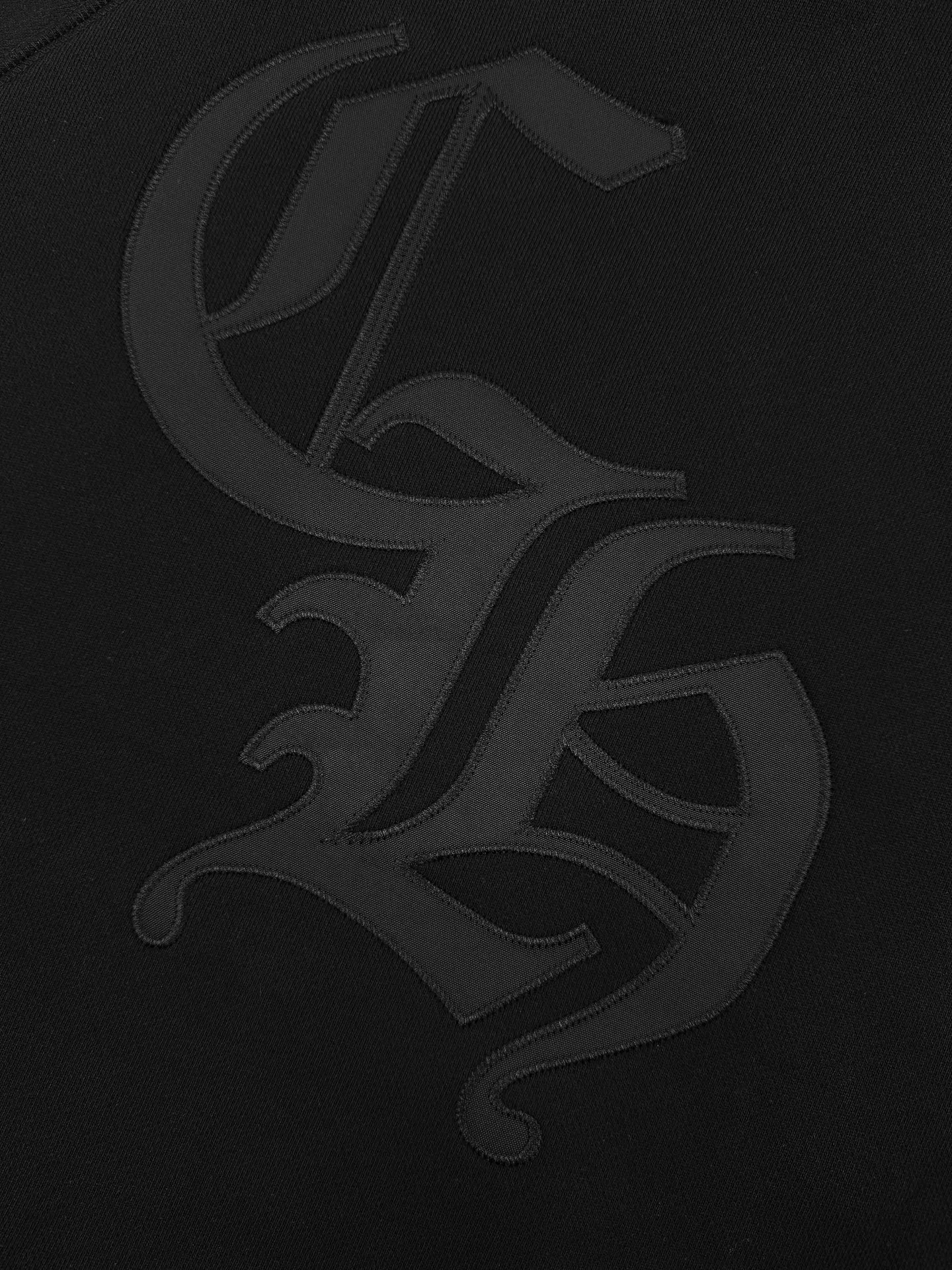 P470 Chrome Hearts Logo Hooded Sweatshirt Customized heavy fortress intertwined air cotton, full of texture, thick and solid, with classic black as the curtain, giving a deep sense of luxury. With the Chrome Hearts cross patch embroidery decoration on the chest, it becomes the ultimate interpretation of the dark gothic style. The CH Gothic font is the finishing touch on the back panel, making the totem the highlight of your spirit. The logo iron plate sways slightly with the swing of the body, adding a sense of movement and vitality. Unobtrusive but with an indescribable aura, interpreting the perfect blend of retro and luxury. Process 1: Using imported machine patch embroidery technology, using advanced computer control systems and precision mechanical components to realize the Chrome Hearts logo patch embroidery operation, showing an embroidery effect with both clarity and three-dimensionality. Process 2: The fabrics have been washed and have a better hand feel. Not easy to deform, not easy to shrink, not easy to fade, and maintain long-term beauty. Accessories: Customized 1:1 CH iron plate Customized 1:1 CH trademark Fit: Loose fit Size: S M L XL Style number: CC912